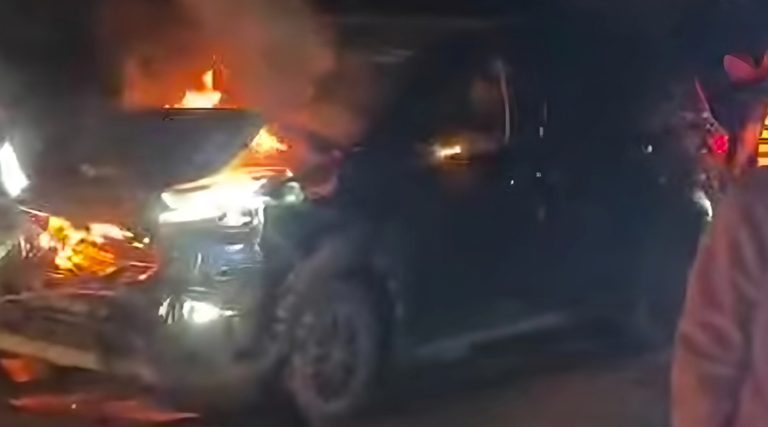 जिपसँग ठोक्किएपछि भारतीय नम्बरको कारमा आगलागी