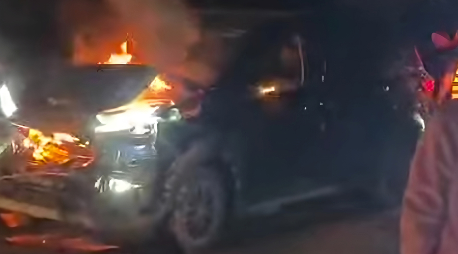 जिपसँग ठोक्किएपछि भारतीय नम्बरको कारमा आगलागी