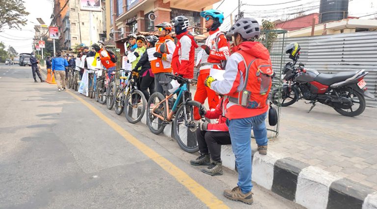 माइतीघरमा साइक्लिस्टहरू उभिए दुई घण्टा