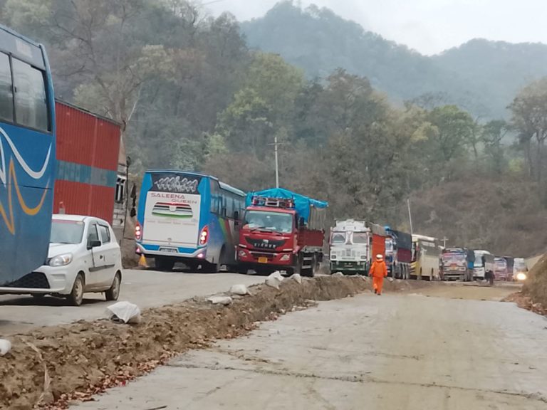 वर्षाले दाउन्नेमा सडक चिप्लो हुँदा सवारी आवागमन प्रभावित, राति मालवाहक गाडीलाई रोक