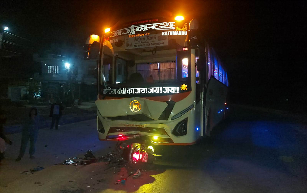 देवदहमा बसको ठक्करबाट स्कुटर चालकको मृत्यु