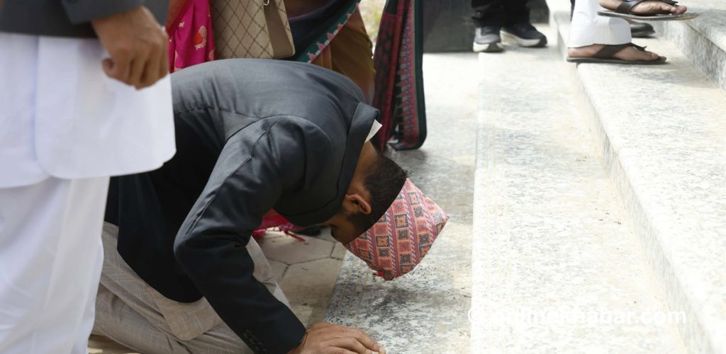 जो संसद् भवनको मूल ढोका ढोगेर शपथमा सहभागी भए…