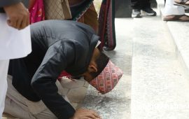 जो संसद् भवनको मूल ढोका ढोगेर शपथमा सहभागी भए (तस्वीरहरू)