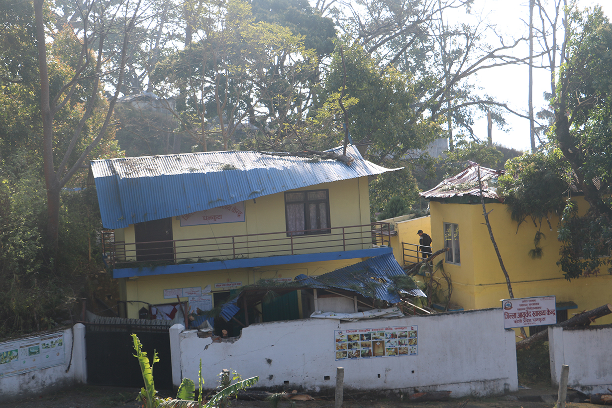 धनकुटामा हावाहुरीले २५ लाख बढीको क्षति, सदरमुकाममा ३६ घण्टादेखि विद्युत अवरुद्ध