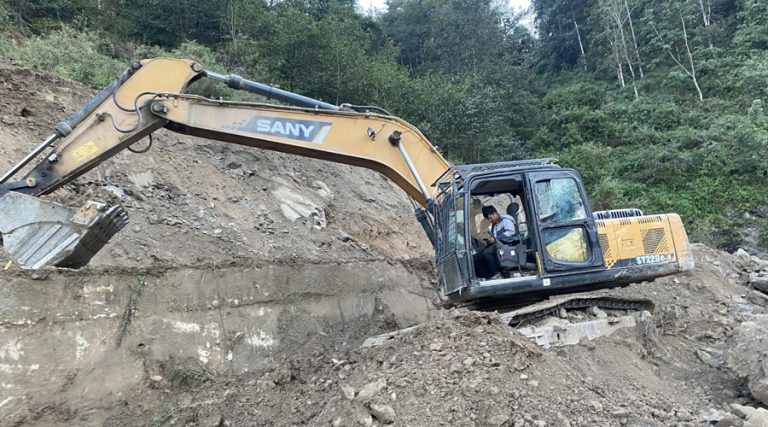 सवारी आवागमनमा रोक लगाएर धुलिखेल-खावा सडक स्तरोन्नति थालियो