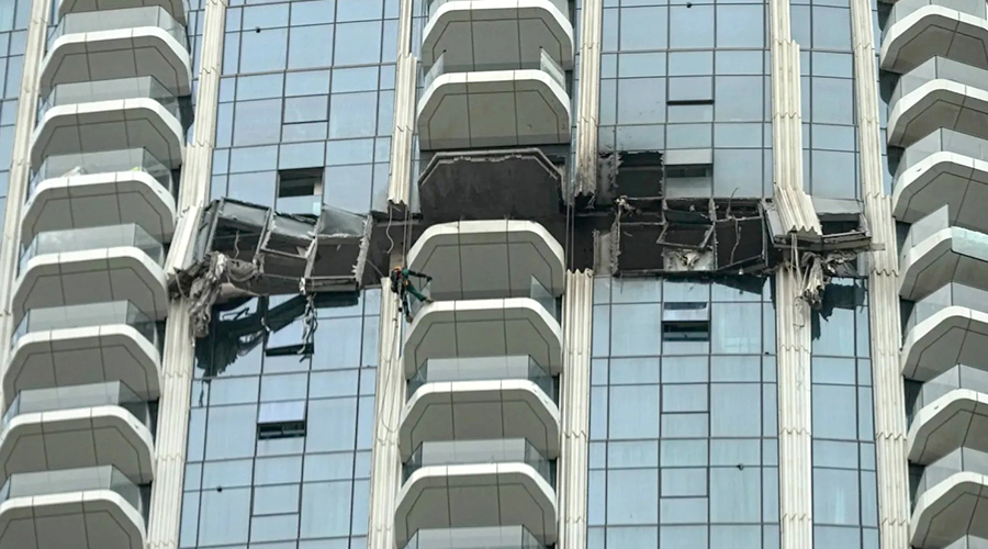 हवाई आक्रमणपछि भग्नावशेष खस्दा दुबईको भवनमा क्षति