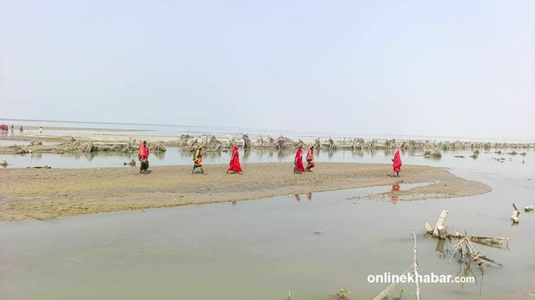 सुनसरी : श्रीलंका टप्पुमा छैन केन्द्र, घण्टौं हिंडेर मतदान केन्द्र पुग्ने बाध्यता