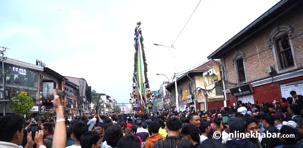 काठमाडौंमा सेतो मच्छेन्द्रनाथको रथयात्रा सुरु (तस्वीरहरू)