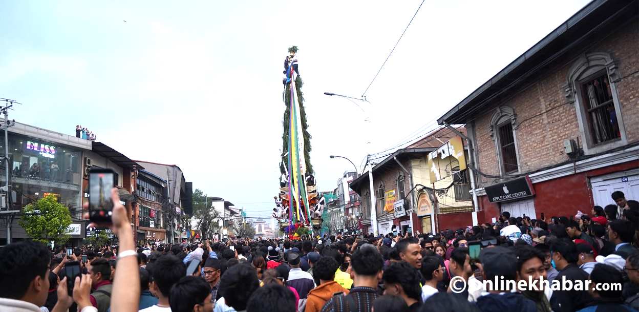 काठमाडौंमा सेतो मच्छेन्द्रनाथको रथयात्रा सुरु (तस्वीरहरू)