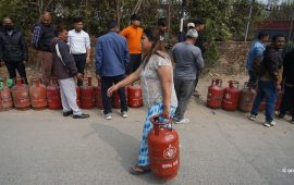 काठमाडौंमा खाना पकाउने ग्यास अभाव, बालाजु क्षेत्रमा लाग्यो लाइन (तस्वीरहरू)