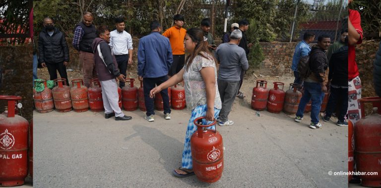 काठमाडौंमा खाना पकाउने ग्यास अभाव, बालाजु क्षेत्रमा लाग्यो लाइन (तस्वीरहरू)