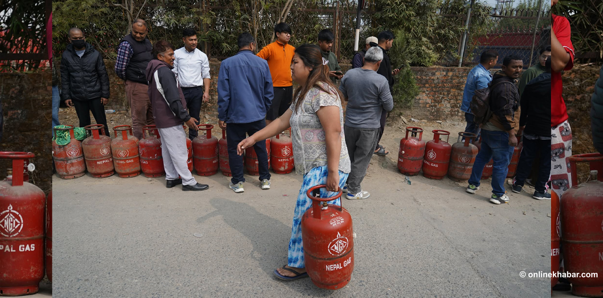 काठमाडौंमा खाना पकाउने ग्यास अभाव, बालाजु क्षेत्रमा लाग्यो लाइन (तस्वीरहरू)