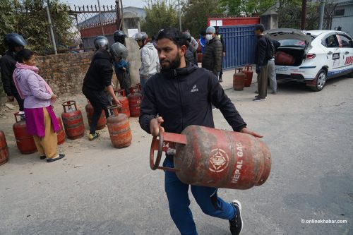 तत्काल पूरा ग्यास सिलिन्डर बिक्री खोल्न उद्योगीको दबाब, के भन्छ निगम ?