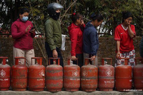 ग्यास ल्याउन नसक्ने आयल निगम र उद्योगी, दोषजति उपभोक्तालाई