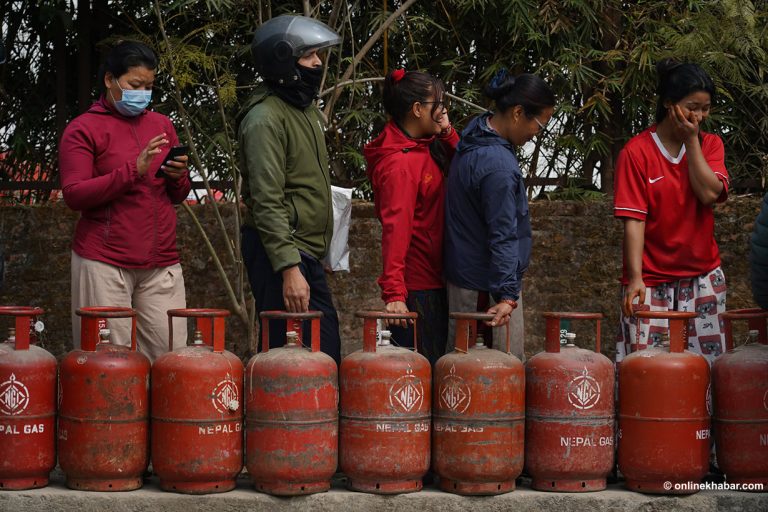 ग्यास ल्याउन नसक्ने आयल निगम र उद्योगी, दोषजति उपभोक्तालाई