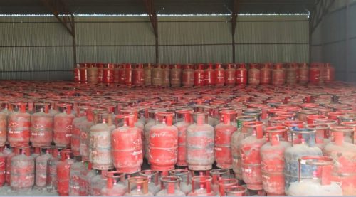 श्रीराम डिपोमा ६ हजार सिलिन्डर ग्यास फेला, उद्योगमा पनि बढाइयो निगरानी