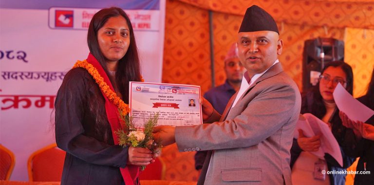 समानुपातिक सांसदले बुझे प्रमाणपत्र (तस्वीरहरू)