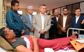 गृहमन्त्रीले भेटे रापेछाप दुर्घटनाका घाइते, उपचारमा कमी हुन नदिने आश्वासन