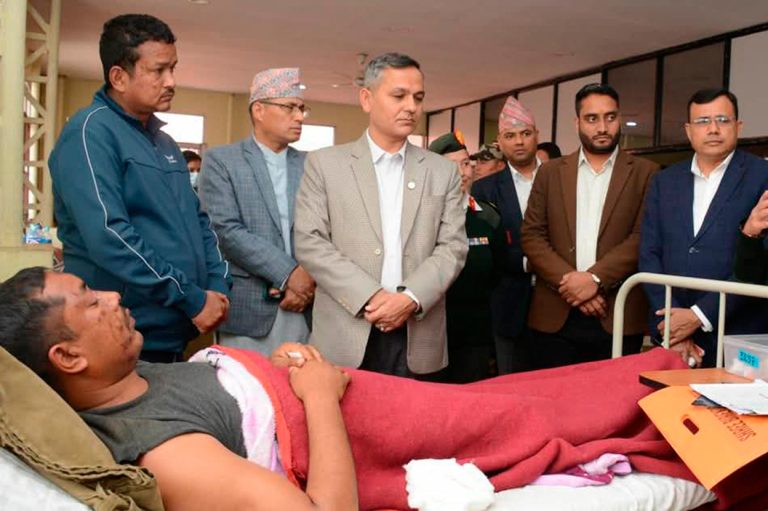 गृहमन्त्रीले भेटे रापेछाप दुर्घटनाका घाइते, उपचारमा कमी हुन नदिने आश्वासन