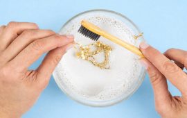 नक्कली सुनका गहना कालो भए घरमै कसरी सफा गर्ने ?