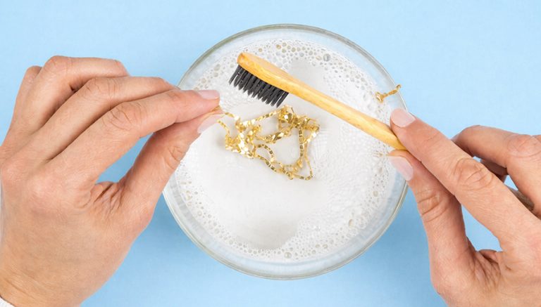 नक्कली सुनका गहना कालो भए घरमै कसरी सफा गर्ने ?