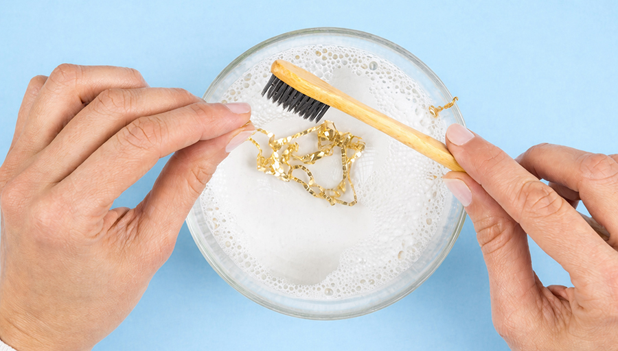 नक्कली सुनका गहना कालो भए घरमै कसरी सफा गर्ने ?