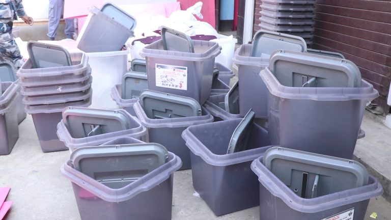 गुल्मीका सबै मतदानस्थलमा सामग्रीसहित पुगे कर्मचारी