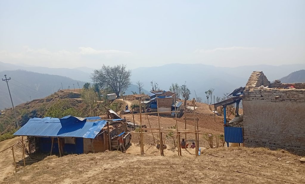 हलेसी तुवाचुङमा हावाले ५२ घरको छाना उडायो, नगरपालिकाले बनाइदिने