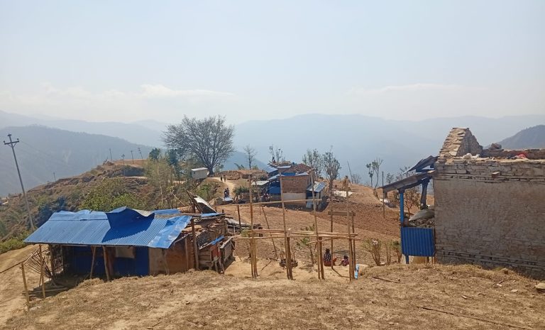 हलेसी तुवाचुङमा हावाले ५२ घरको छाना उडायो, नगरपालिकाले बनाइदिने