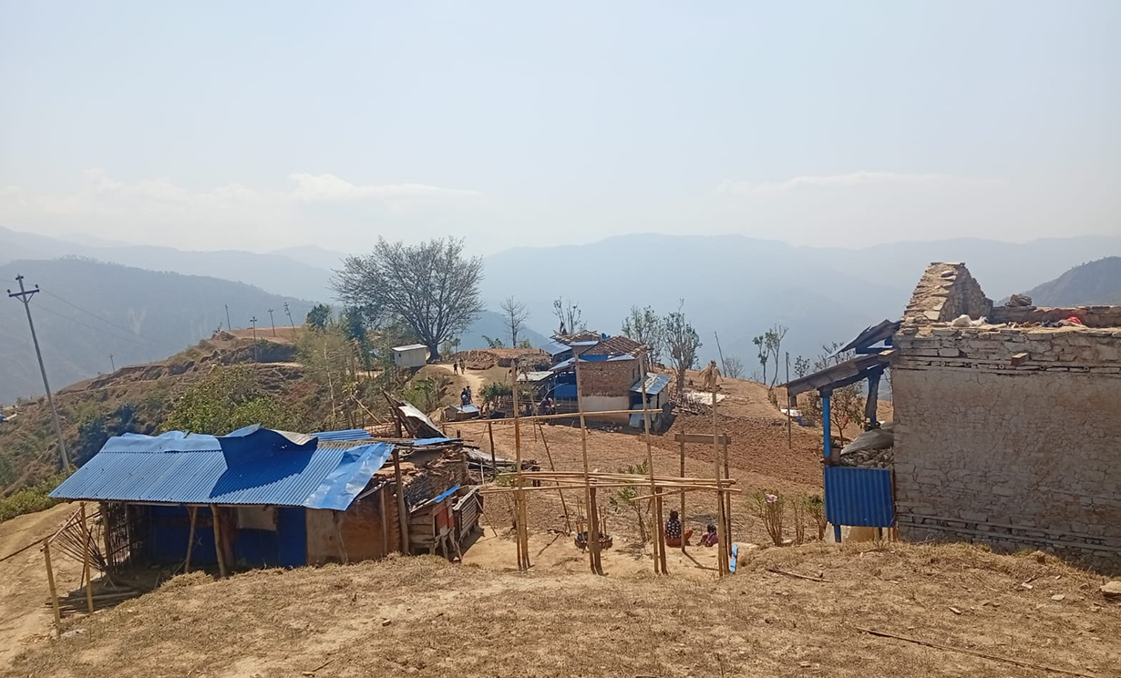 हलेसी तुवाचुङमा हावाले ५२ घरको छाना उडायो, नगरपालिकाले बनाइदिने