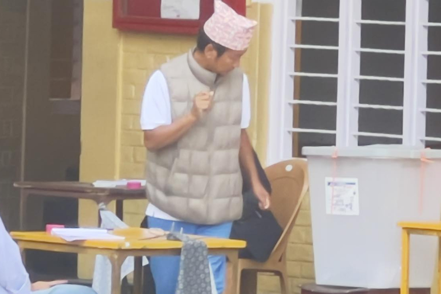 श्रम संस्कृति पार्टीका अध्यक्ष हर्क साम्पाङले गरे मतदान