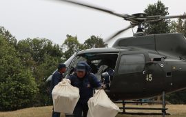 सङ्खुवासभाका ४ मतदान केन्द्रको मतपेटिका हेलिकप्टरमार्फत ल्याइयो