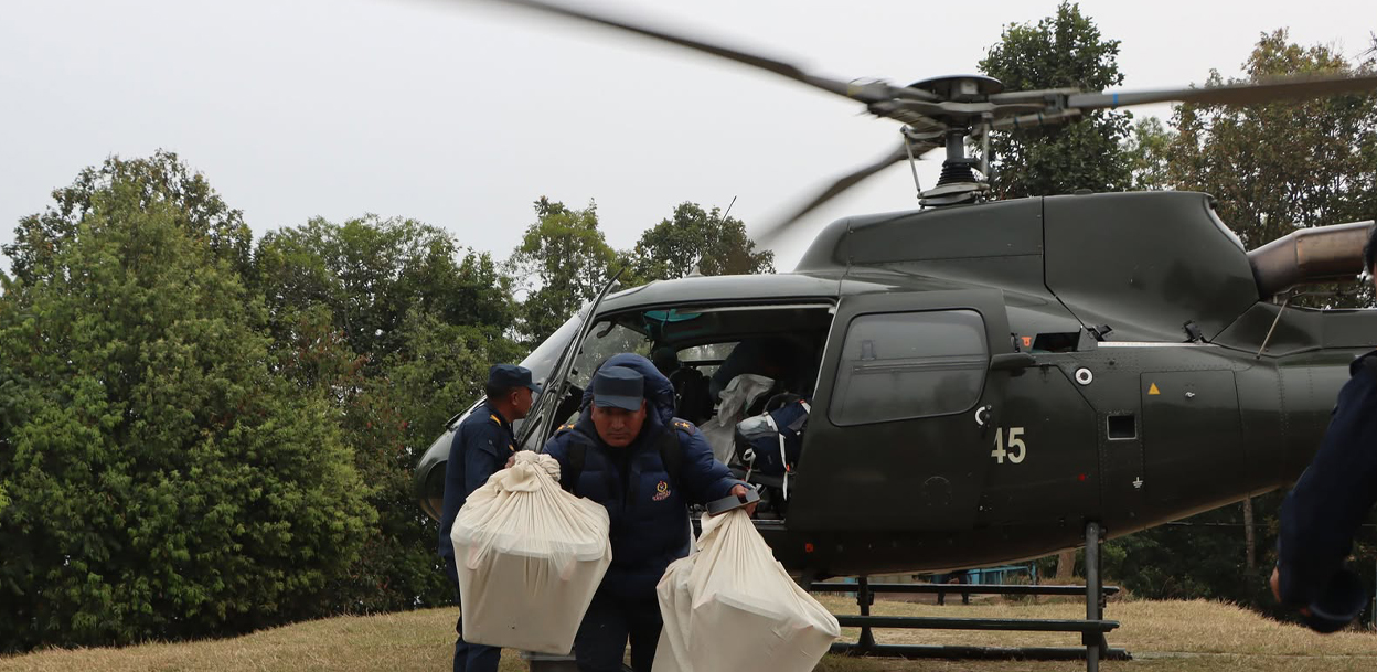 सङ्खुवासभाका ४ मतदान केन्द्रको मतपेटिका हेलिकप्टरमार्फत ल्याइयो