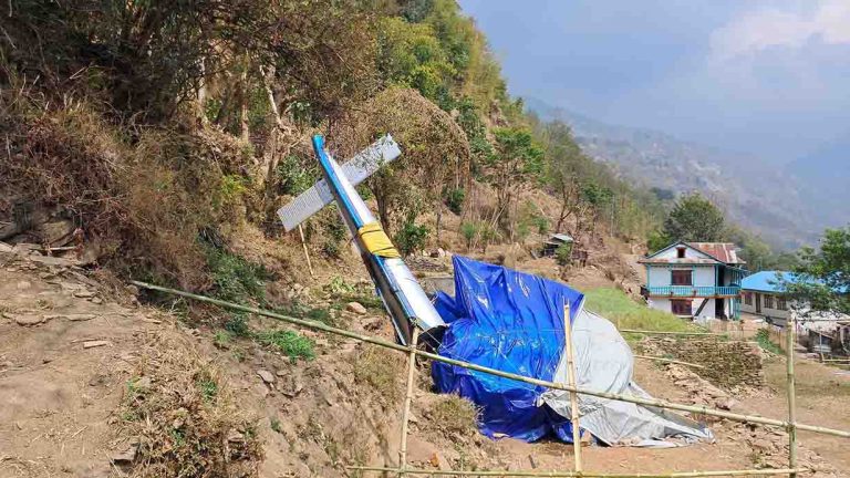 खोटाङ हेलिकोप्टर दुर्घटना : ‘हेलिकोप्टर उचालेर च्यापिएका मान्छे निकाल्यौं’