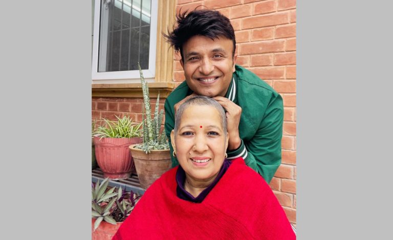 पत्नीको स्तन क्यान्सरको उपचार सफल भएपछि हेमन्त : उपचारको लागि नेपाल नै रोज्यौं