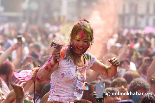 मनाइयो होली (तस्वीरहरू)