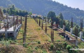 अस्पताल भवन अलपत्र पारेको भन्दै हलेसी नगरपालिकाले नियन्त्रणमा लियो ठेकेदारको गाडी  