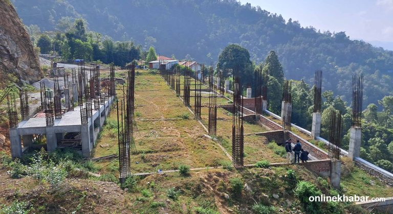 अस्पताल भवन अलपत्र पारेको भन्दै हलेसी नगरपालिकाले नियन्त्रणमा लियो ठेकेदारको गाडी  