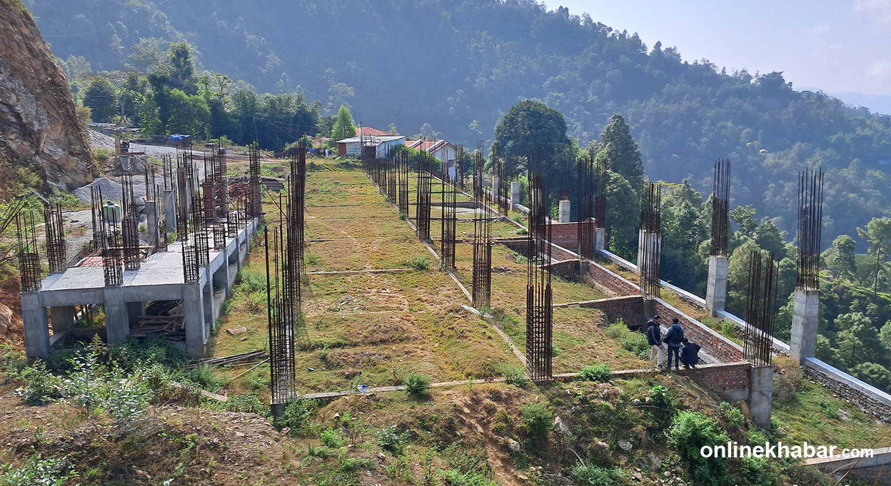 अस्पताल भवन अलपत्र पारेको भन्दै हलेसी नगरपालिकाले नियन्त्रणमा लियो ठेकेदारको गाडी  