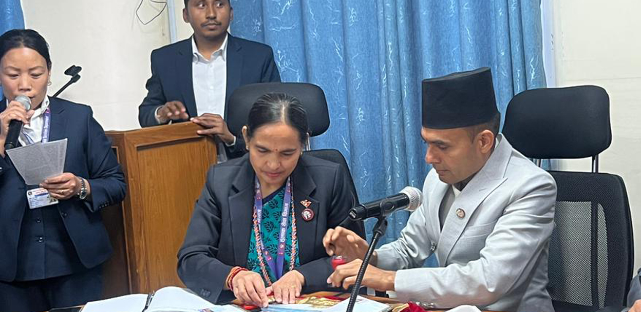 तीन नयाँ हुलाक टिकटको टाँचा हस्तान्तरण, सञ्चारमन्त्रीले भने- अब स्मार्ट हुलाक