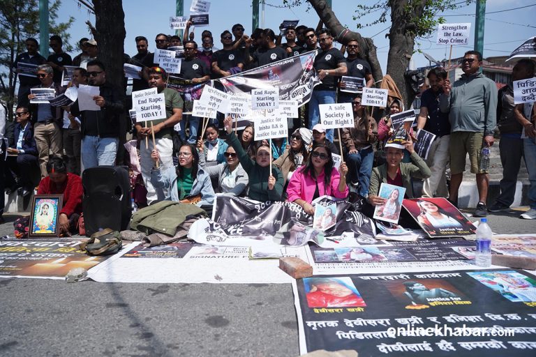 इनिसा विक हत्याका दोषीलाई कारबाहीको माग राखेर माइतीघरमा प्रदर्शन (तस्वीरहरू)