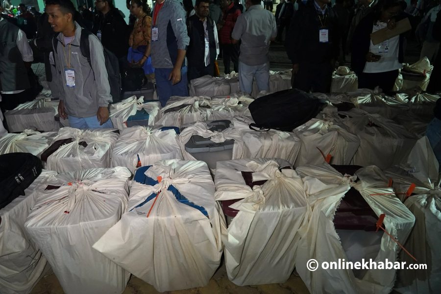 झापाका सबै क्षेत्रबाट संकलित मतपेटिका रुजु गरिँदै