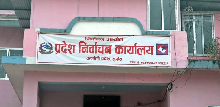 कर्णालीका सबै मतदान केन्द्रमा निर्वाचन सामग्रीसहित पुगे कर्मचारी
