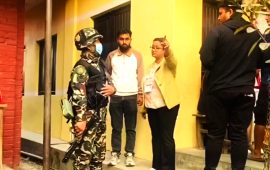 मतदान अधिकृत दीपा, जसले हतियारधारी सैनिकलाई मतदान केन्द्रबाट निकालिन्