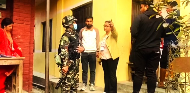मतदान अधिकृत दीपा गौतम, जसले हतियारधारी सैनिकलाई मतदान केन्द्रबाट निकालिन्