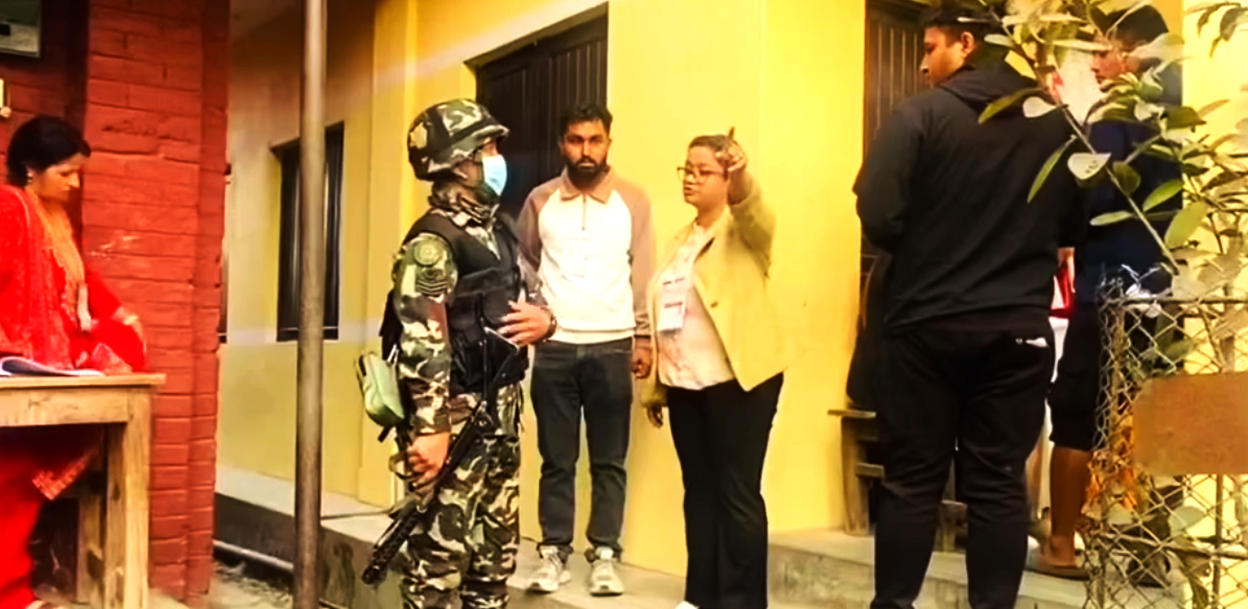 मतदान अधिकृत दीपा, जसले हतियारधारी सैनिकलाई मतदान केन्द्रबाट निकालिन्