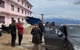 अस्पतालको भवन अलपत्र पार्ने ठेकेदारको गाडी नगरपालिकाको नियन्त्रणमा