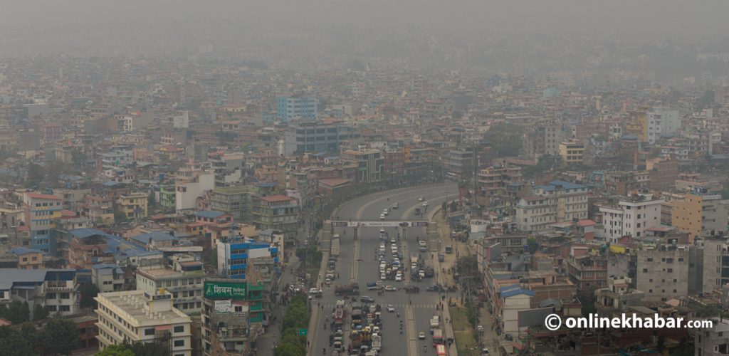 काठमाडौंवासीलाई आँखा पोल्ने समस्या किन भइरहेको छ ?