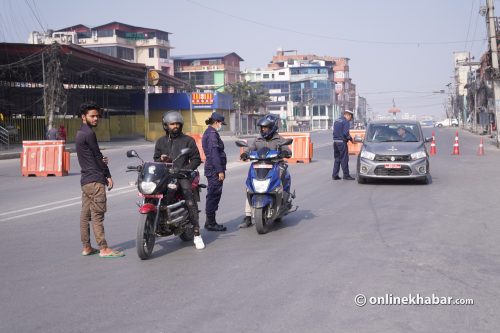 अनुमति नभएका सवारी सडकमै होल्ड (तस्वीरहरू)