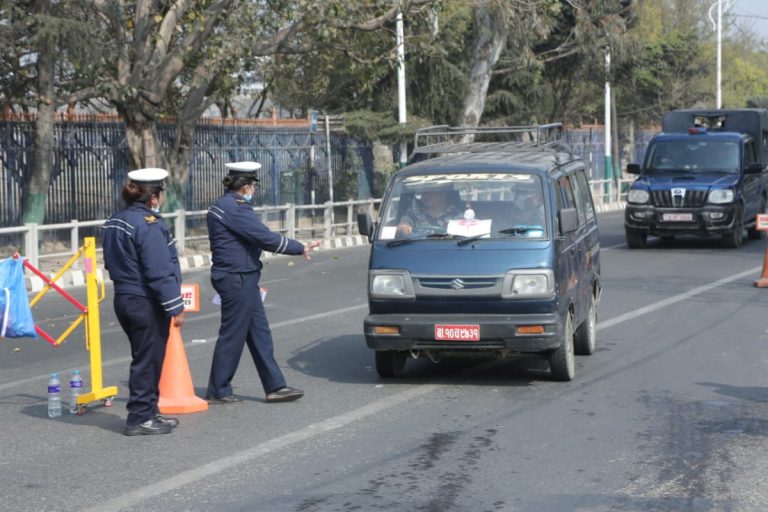 २४ घण्टामा ३ हजार बढी सवारी चालक कारबाहीमा   